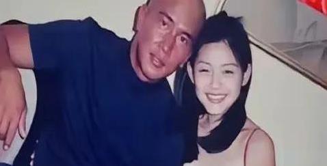 大S与具俊晔这段跨越二十年的情感纠葛，如今看来像一出现实版“意难忘”。
当年男方