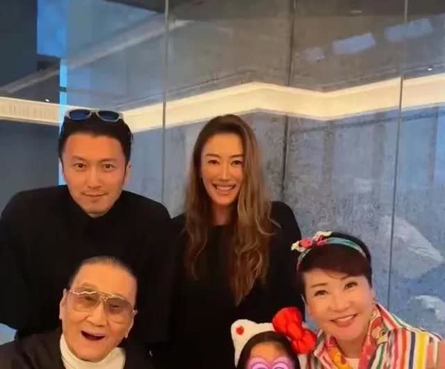 谢霆锋一家为谢婷婷女儿Sara庆生，一家人齐齐为小公主庆生，分享全家福。88岁的