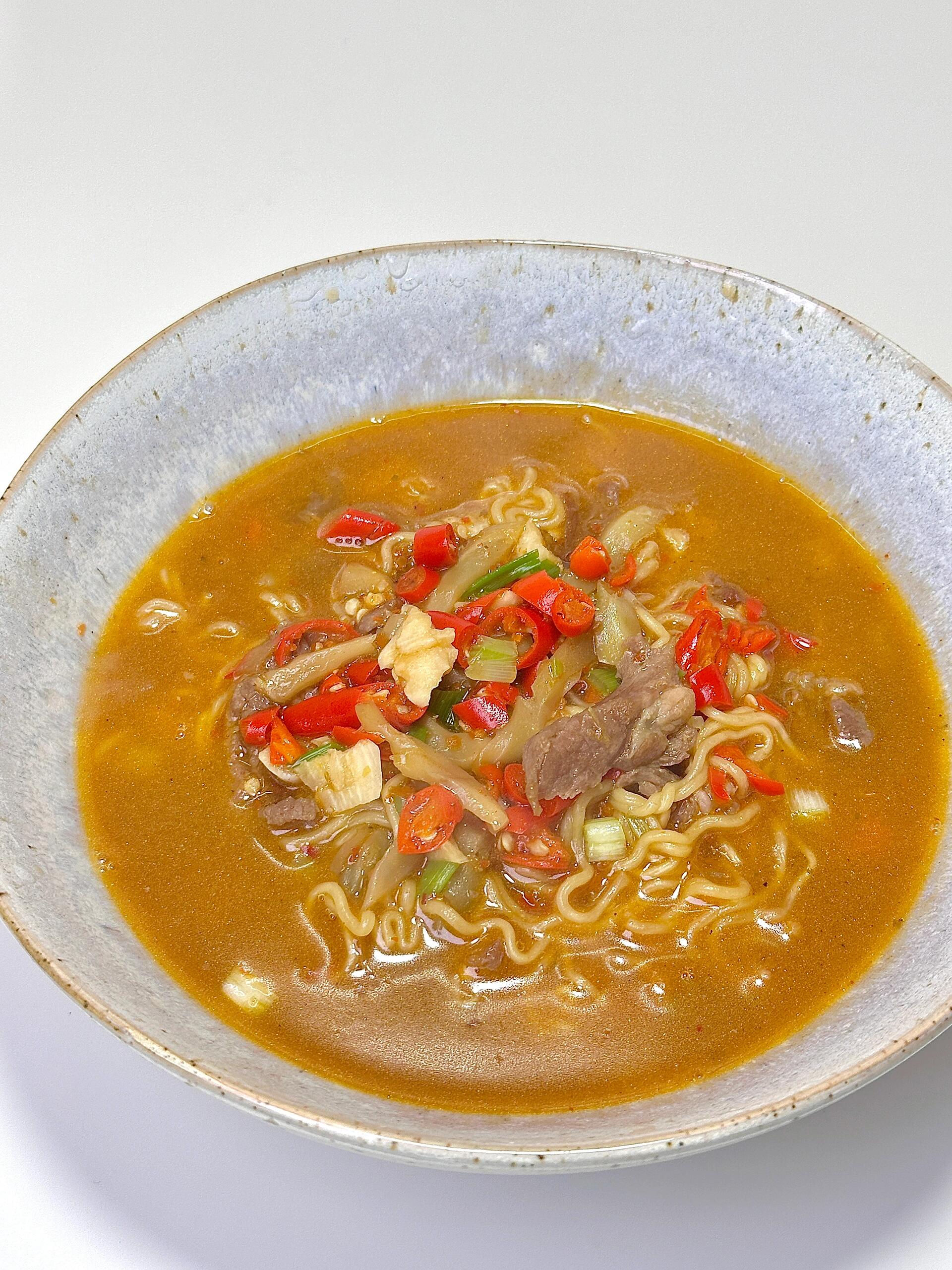 榨菜肉丝面 ，又鲜又辣 面条吸满了汤汁 巨入味 大口嗦面 再喝口汤好满足
食材：