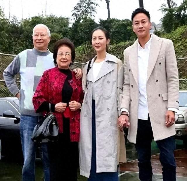 何润东全家福罕见曝光！娇妻美貌抢眼，70岁母亲时尚不输儿媳
2025年2月26日