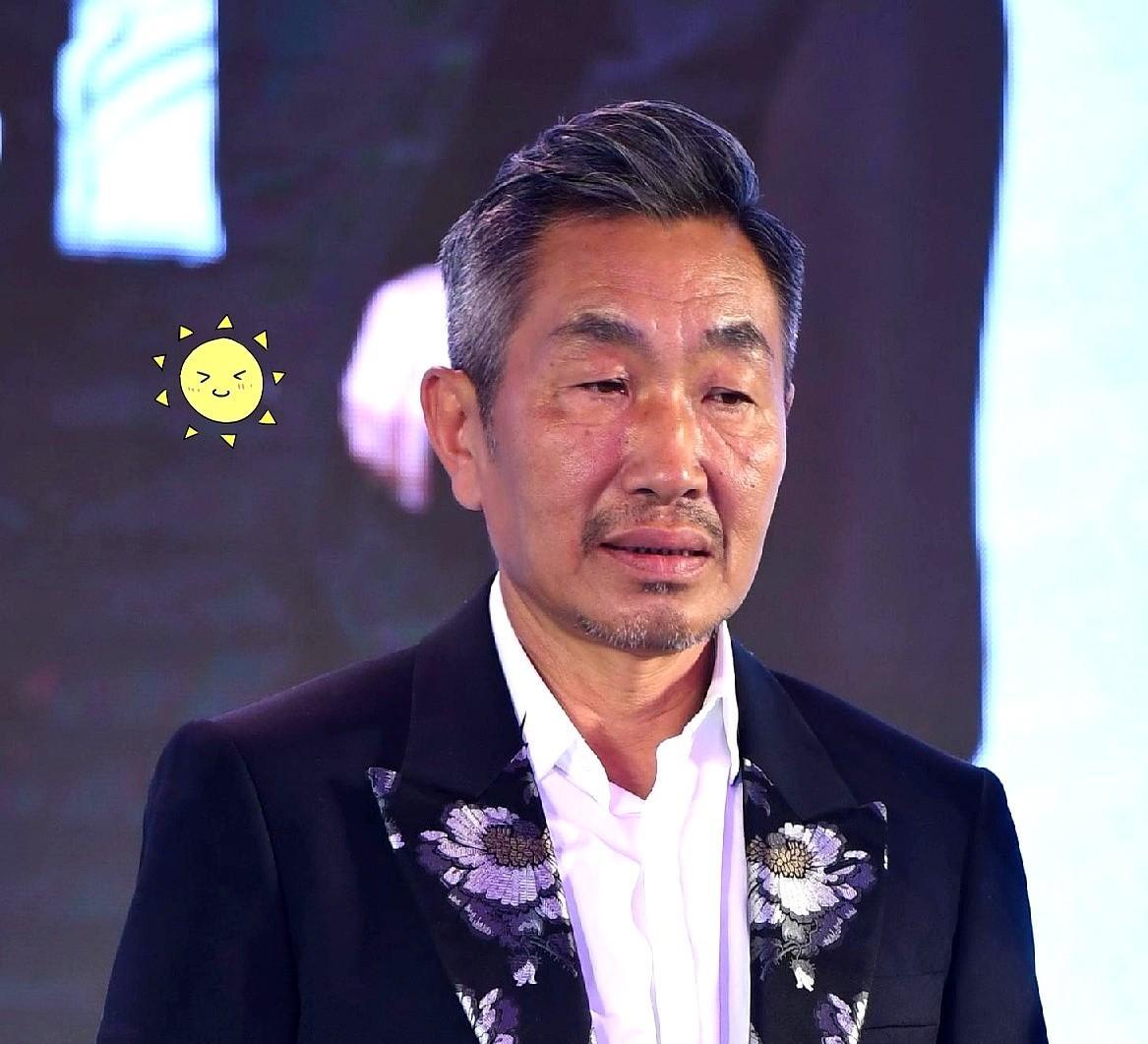 国家一级演员杜源，不缺名也不缺利，放着清闲日子不过。
偏要去应聘孙女幼儿园的保安