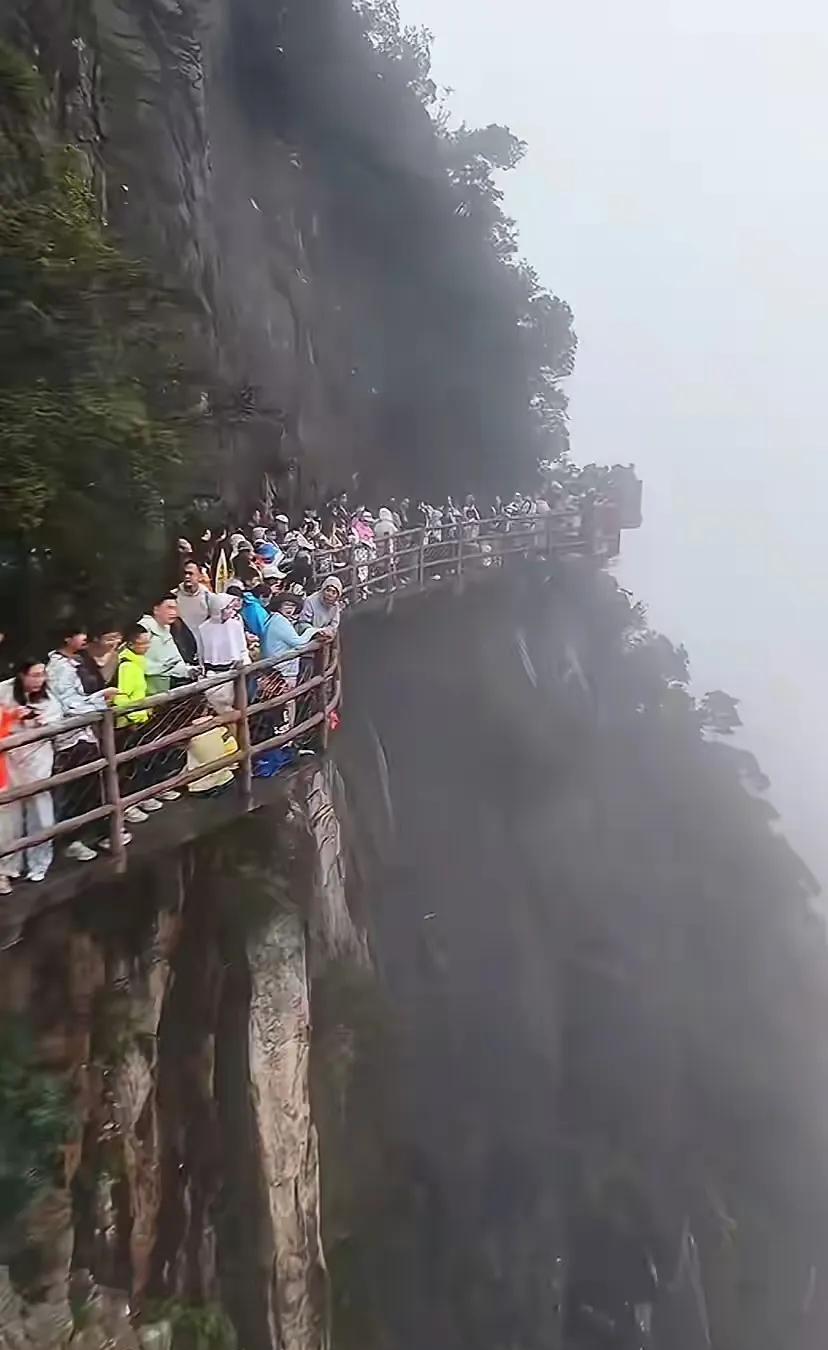 君子不立于危墙之下，每次看到这样的景象真替他们担心。
万一，我说万一哪天检修跟不