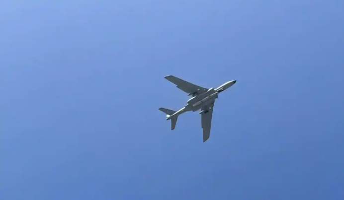 这应该就是直接宣传的阅兵公开的空基战略武器了，惊雷-1空射弹道导弹。

说实话，