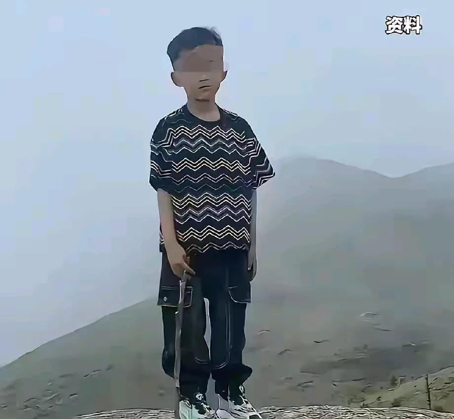 痛心的消息，莆田8岁男孩的遗体经过50天终于被找到了，掉的很刁钻，在山缝里，难怪