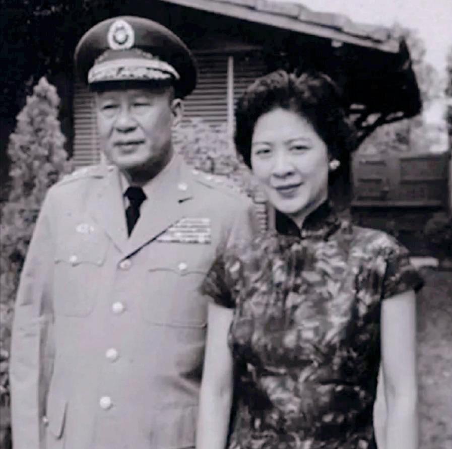 1986年，听闻电影《血战台儿庄》正在放映，白先慧回到桂林老家探亲。最初，她选择