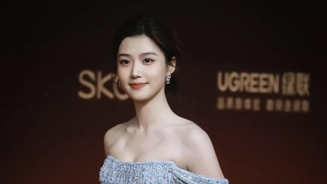 “公主提裙”惊艳全网，卢昱晓红毯高光背后的造型争议