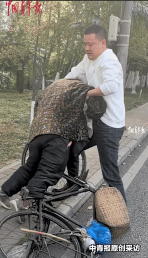 “还是好人多！”合肥，老奶奶骑车摔倒，男子见别人拍视频才敢扶！不料，老奶奶的一句