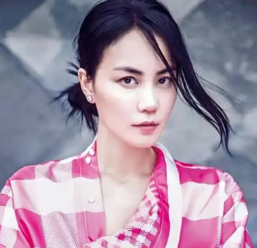 王菲在乐坛站得很高却从没有忘本
她认可的不只是唱功，更是一种干净、纯粹、不喧哗的