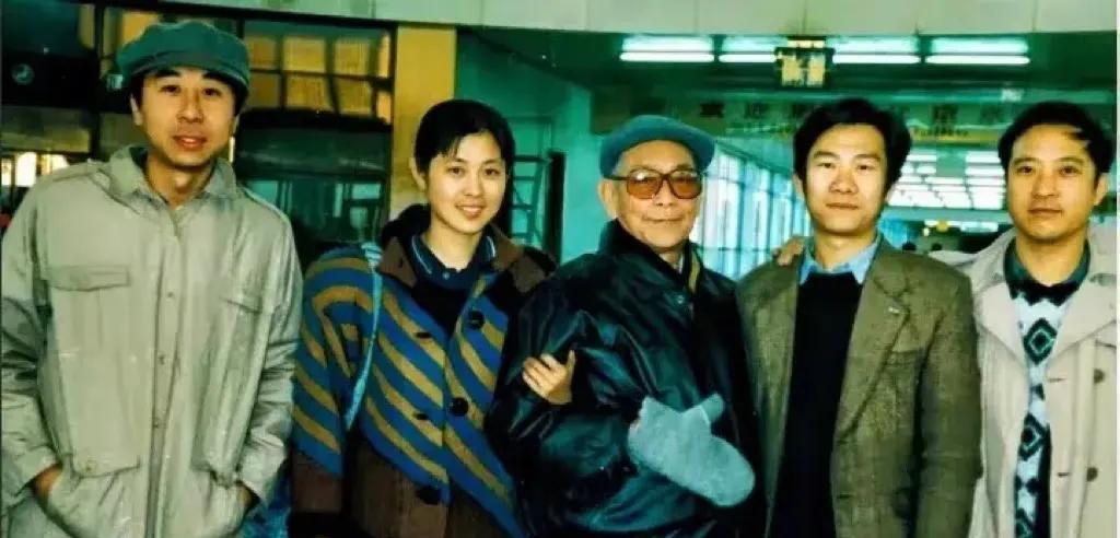 曾经的小青葱男士帅，女士靓，她们打挡几十年，在春晚的舞台上給观众带去了欢乐和笑声