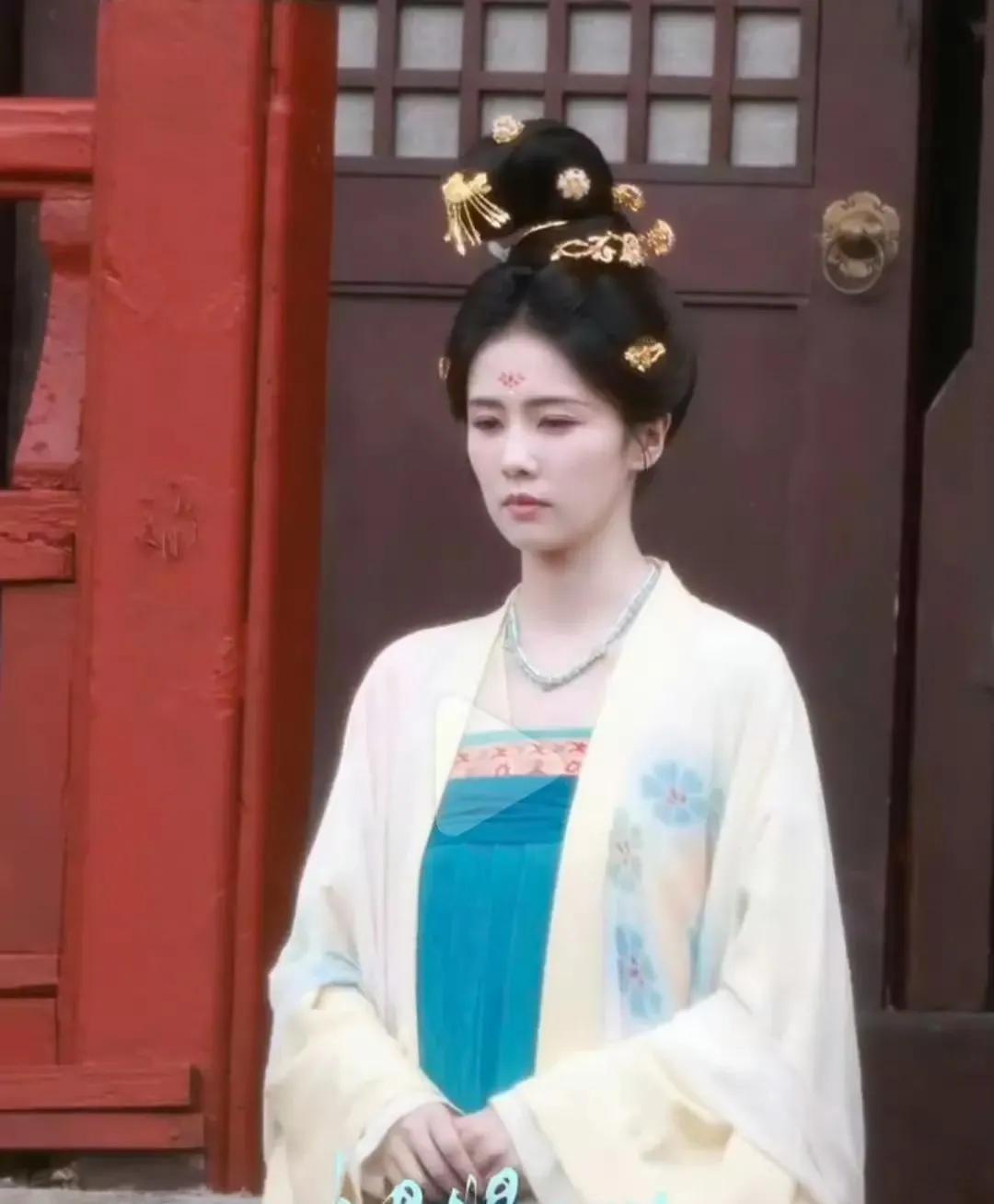白鹿《莫离》被吐槽中年古偶？这妆容背锅了吗？
有网友直接说妆造不好看，还觉得白鹿