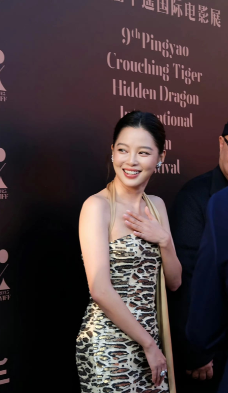 在威尼斯斩获影后的辛芷蕾，近期，首次在国内亮相，受邀参加平遥国际影展。

只是她