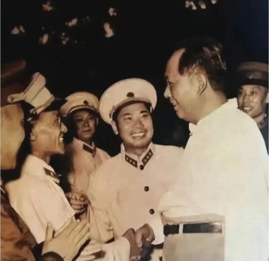 图中展现了杨得志将军等与伟人交流的场景，杨得志将军的神态中，满是对伟人的崇敬与信