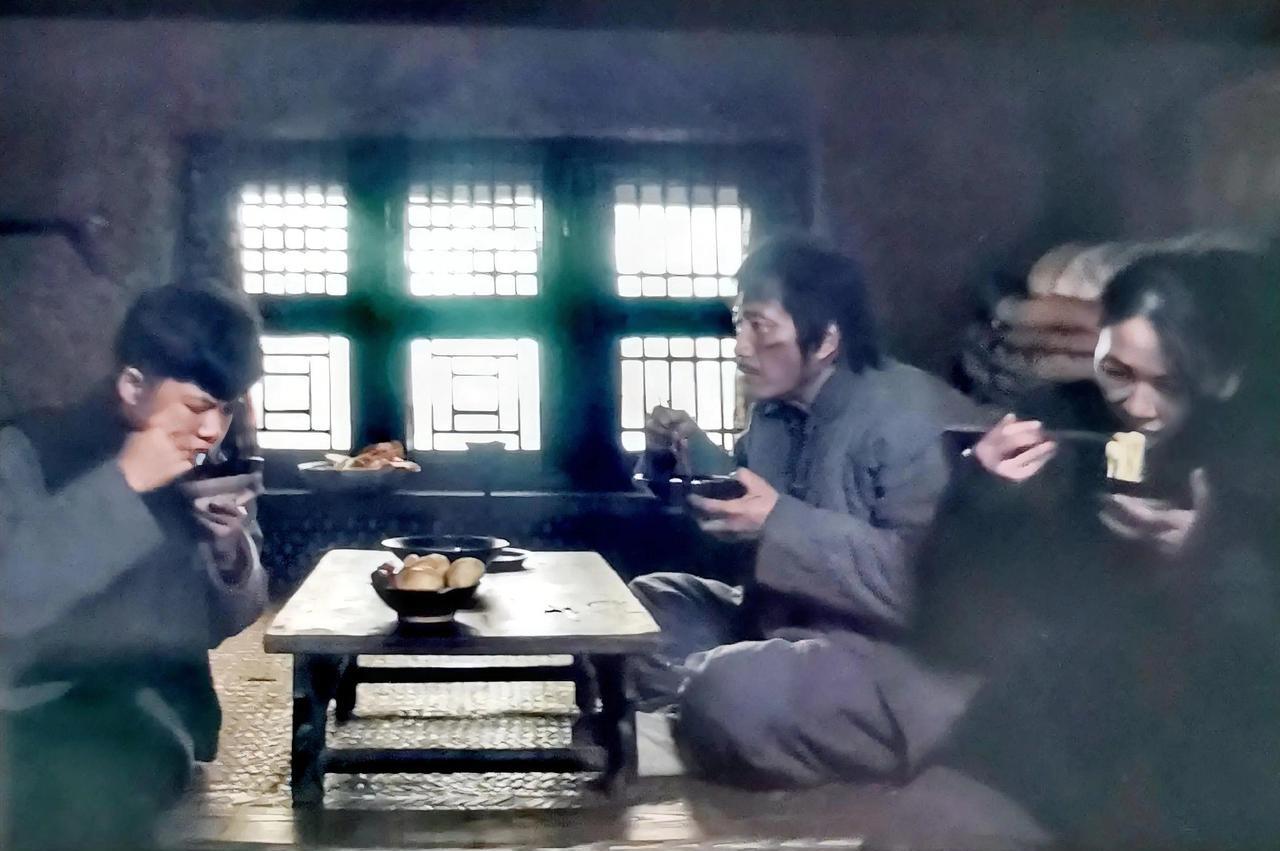 电视剧《归队》看到胡军扮演的鲁长山也就是老山东，回到家门口，敲门的时候喊姐。
刚