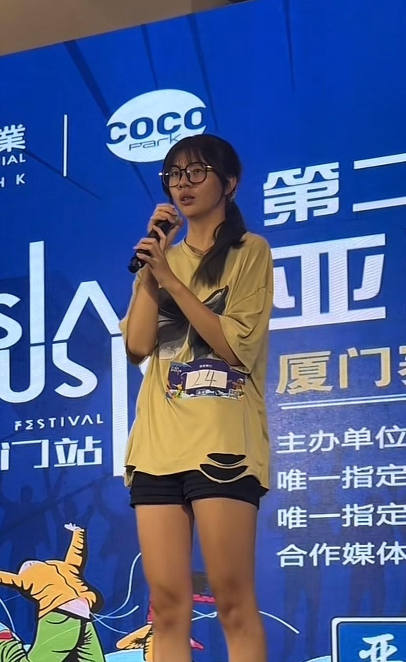不怯场不假唱不修音不好听。