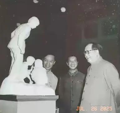 历史老照片分享。
难得一见的老照片，这是我见过毛主席唯一戴过眼镜的照片，相信很多