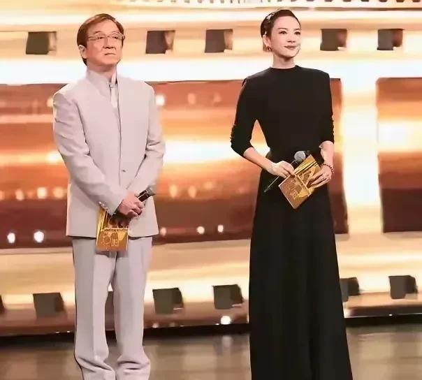 大家瞧瞧章子怡和成龙这些图片的对比，是不是觉得好讽刺啊！
2001年的时候，成龙