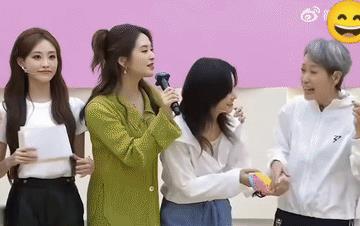 李晟的突然爆火像一面照妖镜，果然当你火了之后，身边全是汉好人！
浪姐直播里，两个
