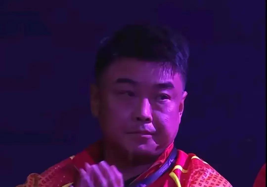 王皓目前的处境令人堪忧，
横滨冠军赛开赛第一天，
国乒男队就损失两员大将，
奈何