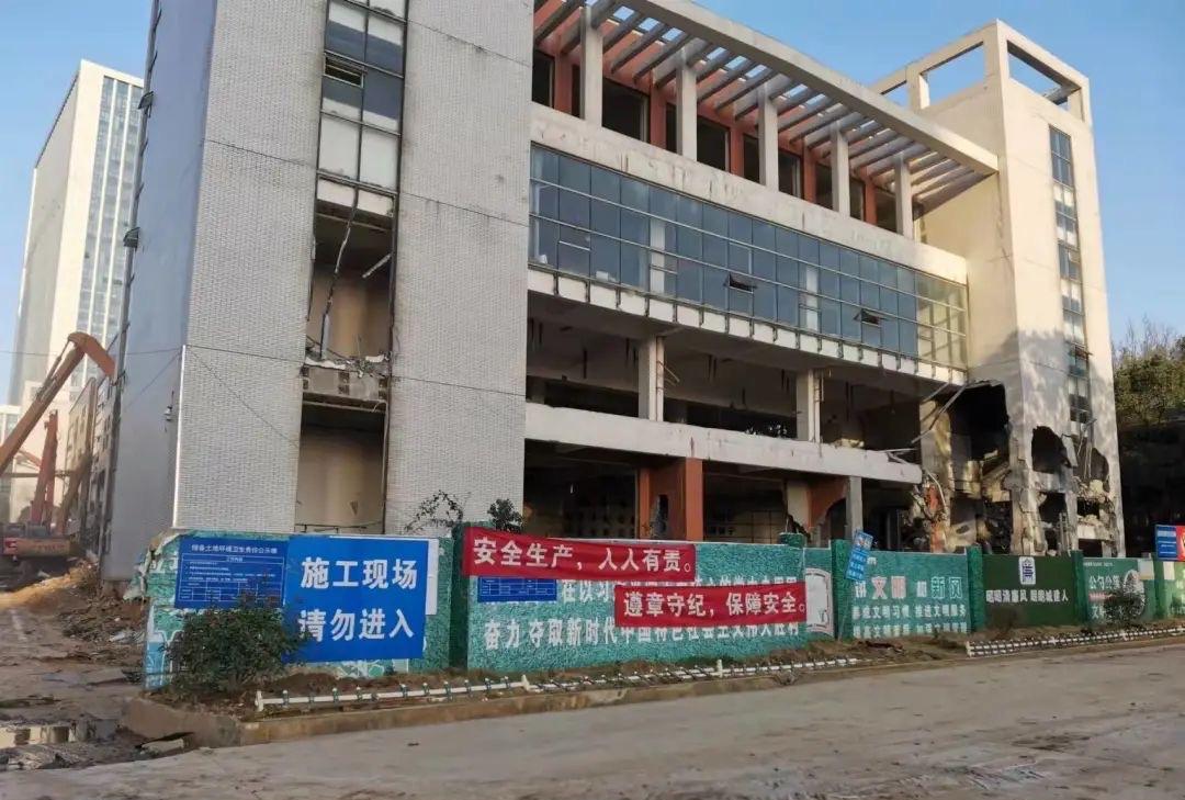 武汉城事！
近日，有网友咨询称：光谷四十小建设一直没有消息，请问目前进度如何，还