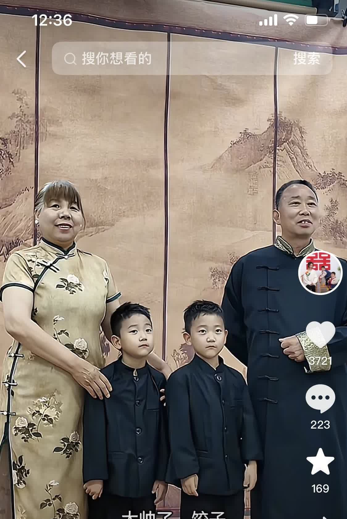 哇！看戏！快来看戏……太好看了！堪称大片……
东青一家全部出动，去拍片啦。好戏
