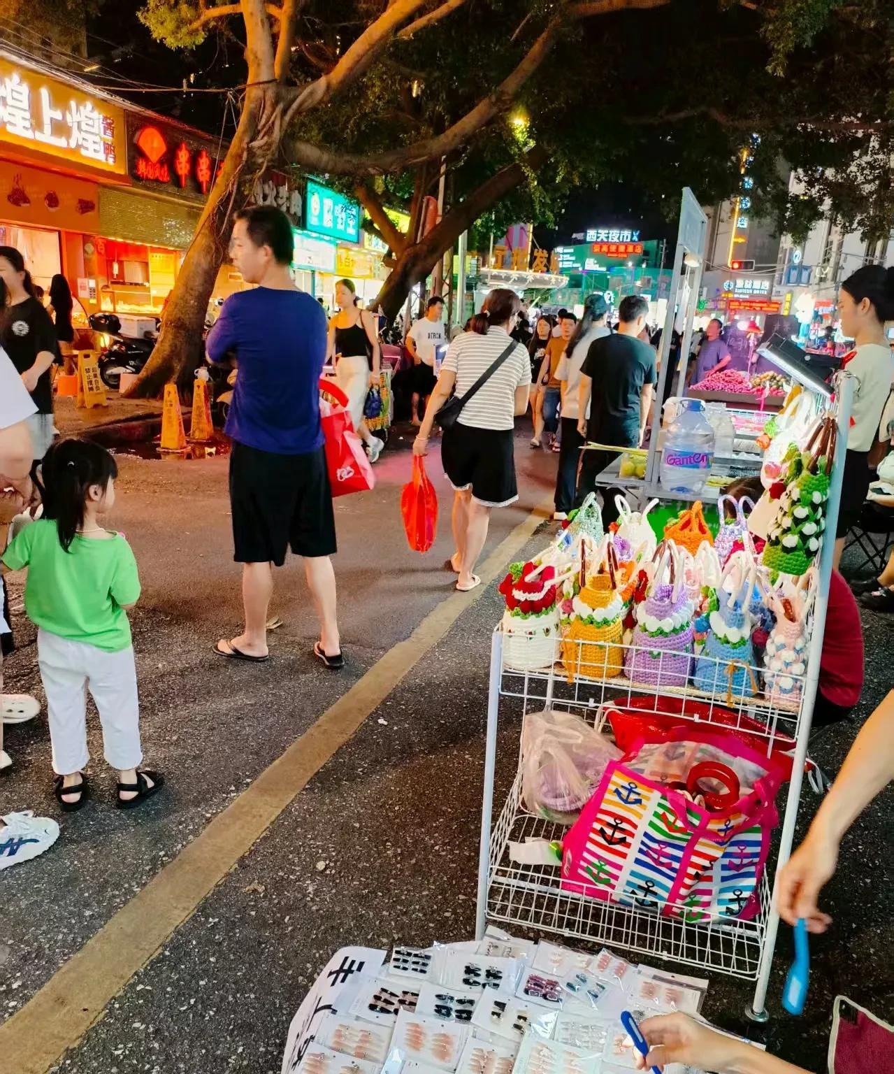 不知道大家发现没有，只要摆摊有一样生意火，别人就会立马跟风。
我是在南宁市中心摆