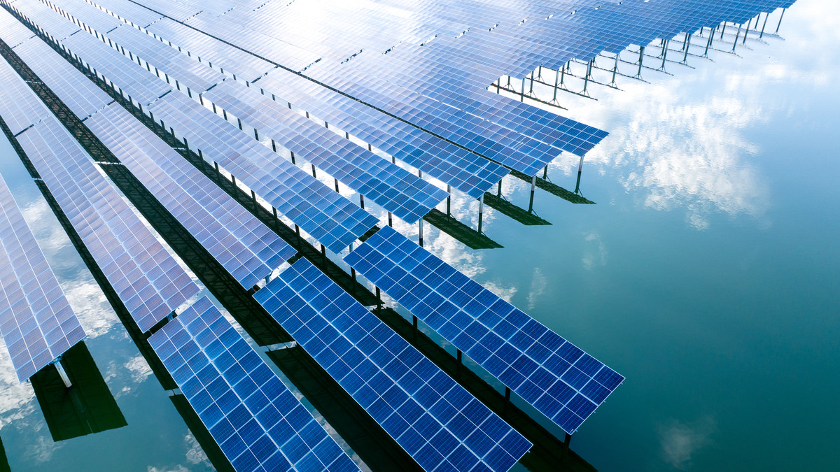 一块光伏板里，藏着多少塑料企业的生意?