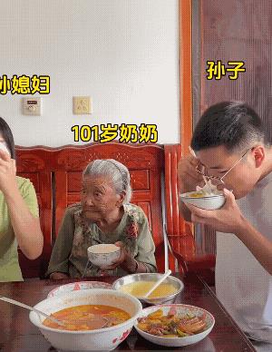 都101岁了，还能跟着演，奶奶太可爱啦！[玫瑰][祈祷]