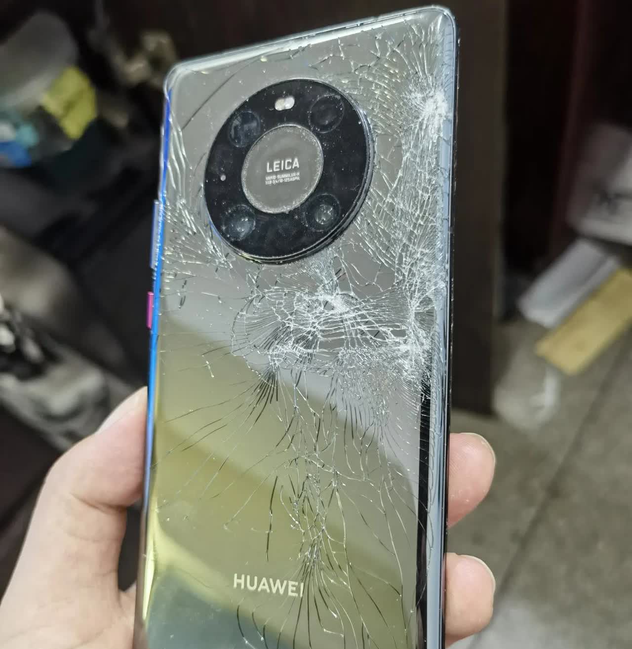 mate40pro宣布复活失败！！！今天华为官方售后服务店的“备用屏”回来了，到