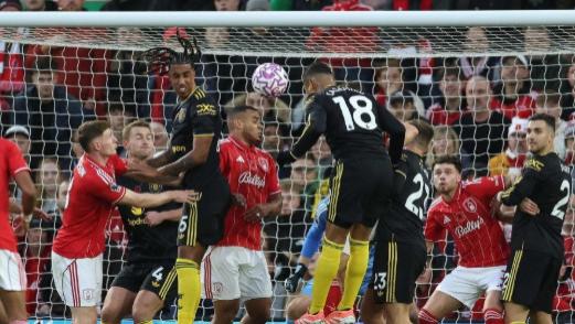 曼联2-2客战森林三连胜遭终结，迪亚洛世界波，角球判罚引争议