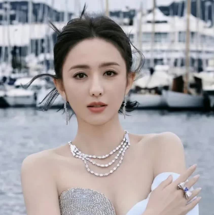 假的真不了，真的假不了！
谁愿意说什么就说什么，现在绯闻还少吗？做好自己该做的