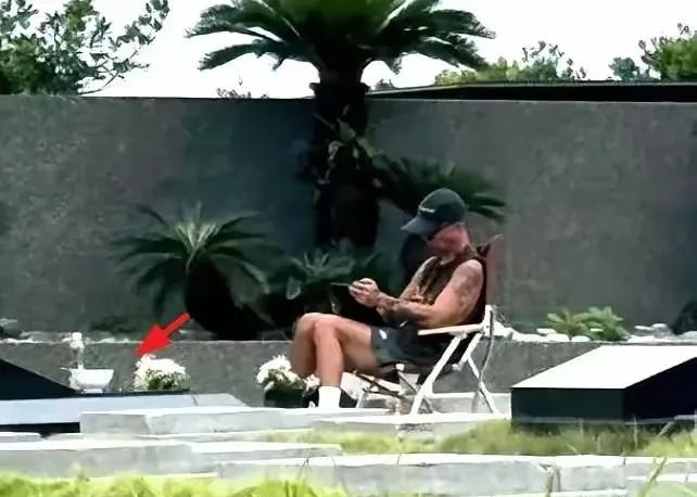 已经有多名网友拍到具俊烨了。他真的在陪妻子大S啊。
黑黑的、瘦瘦的，小老头。
打