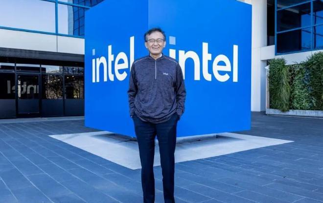 英特尔华人CEO被特朗普勒令辞职后，没过几天就被叫到白宫，当面接受美国总统的“忠