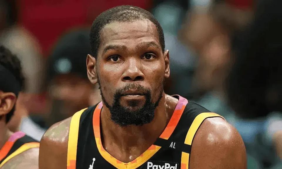 04月10日昨日的NBA常规赛，太阳95-133惨负勇士。
根据数据统计，昨日惨