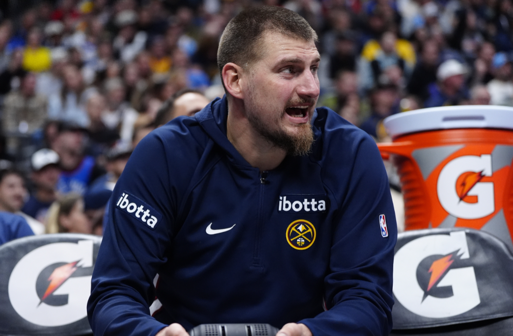 NBA常规赛，掘金主场迎战步行者。三节结束时约基奇已经24分12篮板10助攻砍下