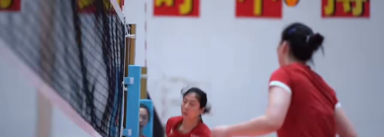 中国女排福建漳州集训新变化：
1️⃣李盈莹已经有球训练，有4号位进攻扣球
2