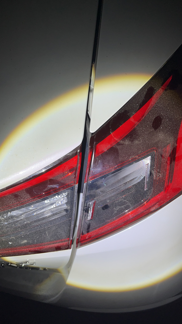 十一代思域两厢版后备厢盖两边接缝不一样大
买了两个月才发现右边接缝比左边宽的问题