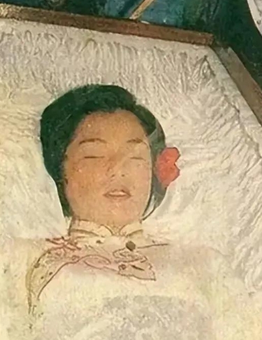 1985年，香港，翁美玲的“大殓”现场，镜头中她的遗体安祥地躺于棺木中，所穿的寿