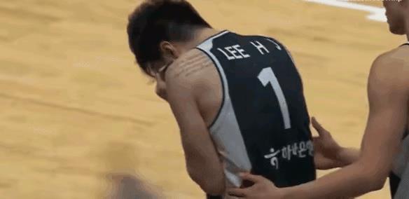 李贤重被中国男篮的小伙子们打哭了！
男篮亚洲杯1/4决赛，郭士强率领中国男篮79
