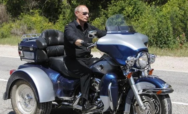 7月21日，乌克兰总统泽连斯基和法国外长巴罗举行了重要会谈，讨论了法国对乌克兰的