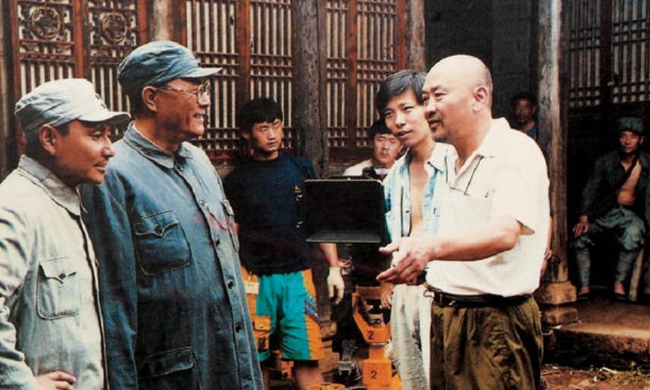1996年影片《大转折》导演韦廉（右）在拍摄现场指导卢奇（饰演邓小平）和傅学诚（