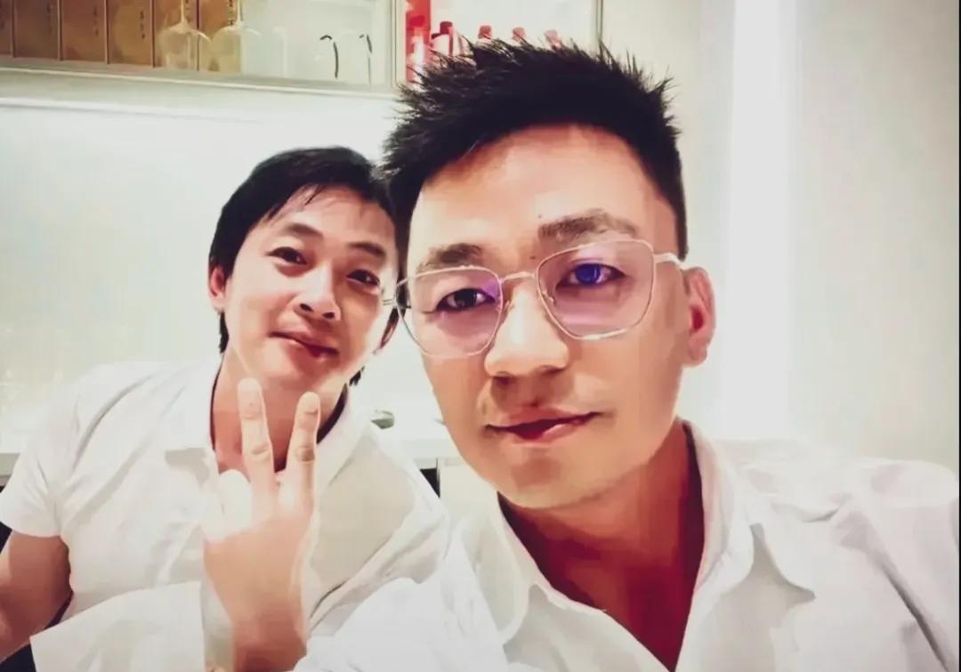 王宝强眼镜一戴斯文多了！还真挺好看的，妥妥的文青一枚！#王宝强#