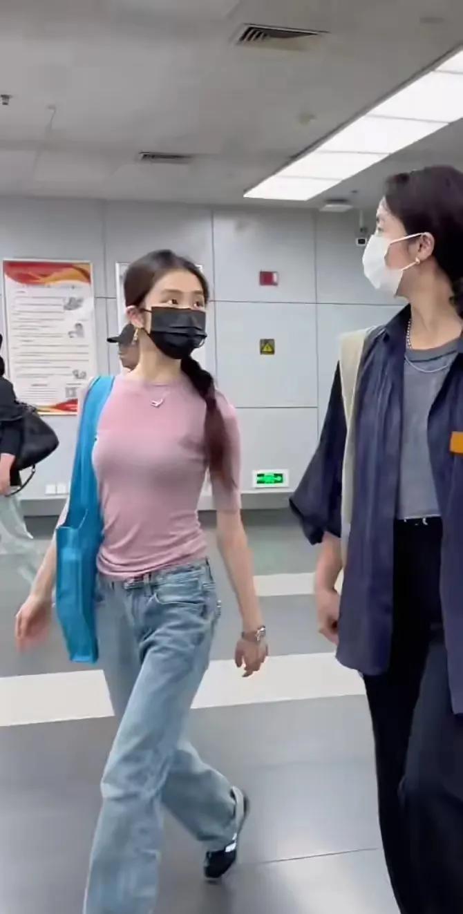 现在终于理解黄磊了
为什么让女儿进军娱乐圈
黄多多被网友抓到现身机场，年仅19岁
