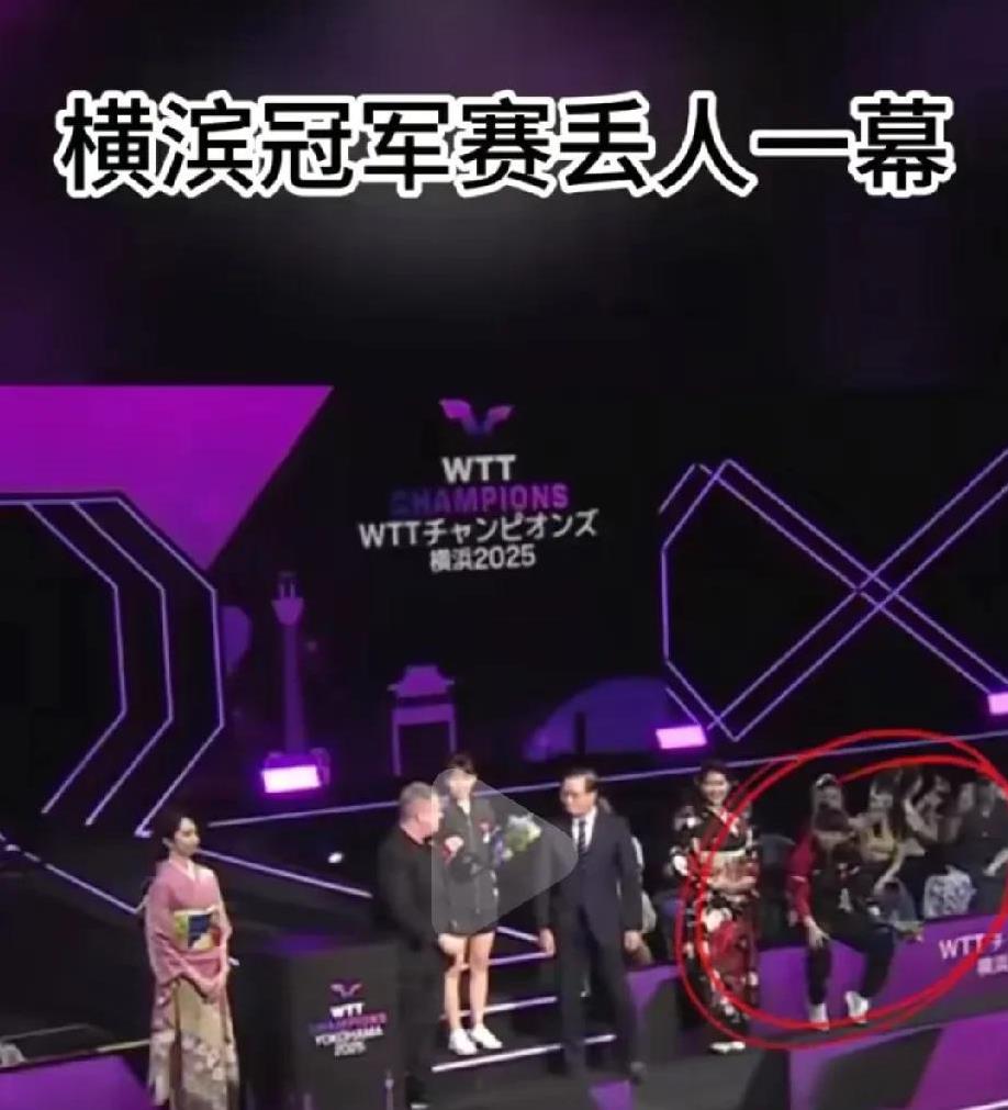 真是啥人都有……！
她累了坐下怎么了？她腰不舒服坐下了怎么了？
真是没事吃饱了c