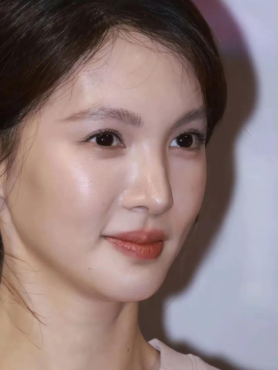 金晨90后不婚女神代表，人间清醒的古茗。#夏日生活打卡季##金晨# 