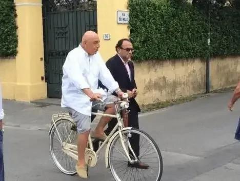 他回来啦！大概一个多小时以前谈判正式结束，所有人确认加利亚尼回归米兰！现在还没有