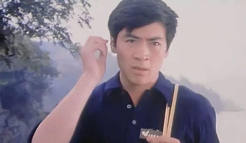 2003年，49岁的寇振海向演员李婷表白，李婷拒绝的说：寇老师，你比我大，就算我