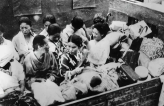 1932年，在上海的日军队伍以军队食堂服务员和女佣人为由，将15名年轻的日本女人