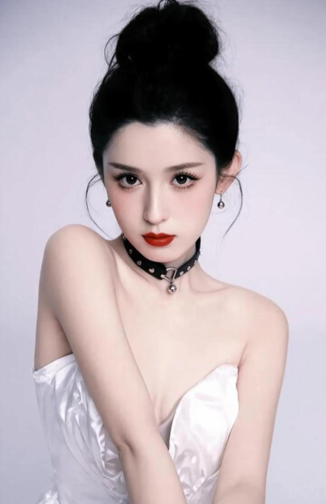 哈妮克孜真的太委屈了！
她在节目里爆料，当年戴着眼镜素颜去剧组探班，结果被制片人