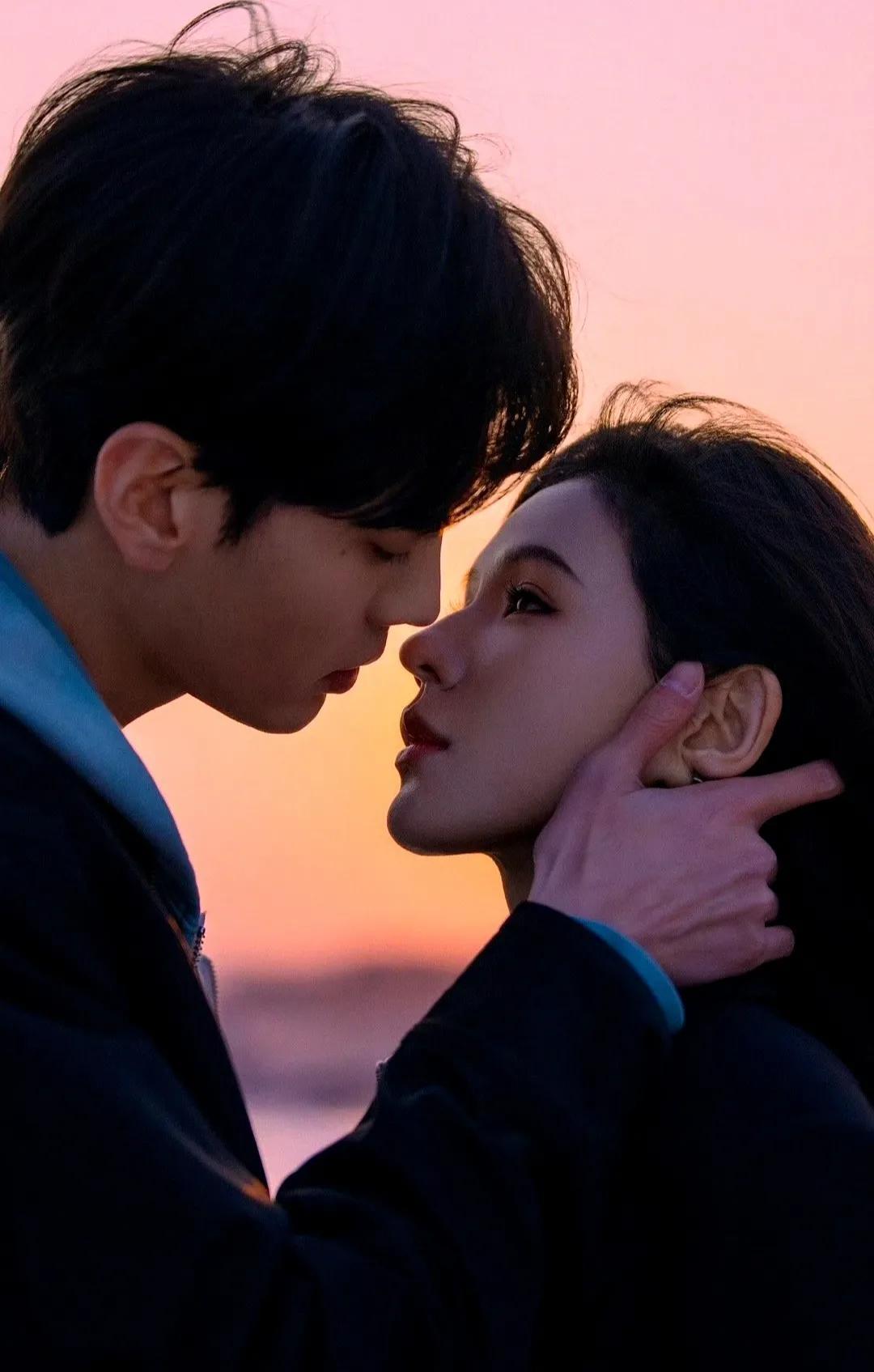 《深情眼》这对新搭档一出来就杀疯了！剧还没播，光看海边吻戏路透就被狠狠拿捏——两