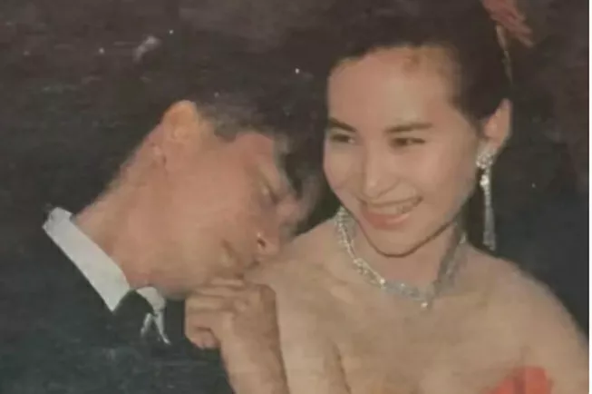 那夜，何超琼与陈百强正在酒店约会，突然看到楼下十几个带墨镜的男子向酒店本来，顿觉